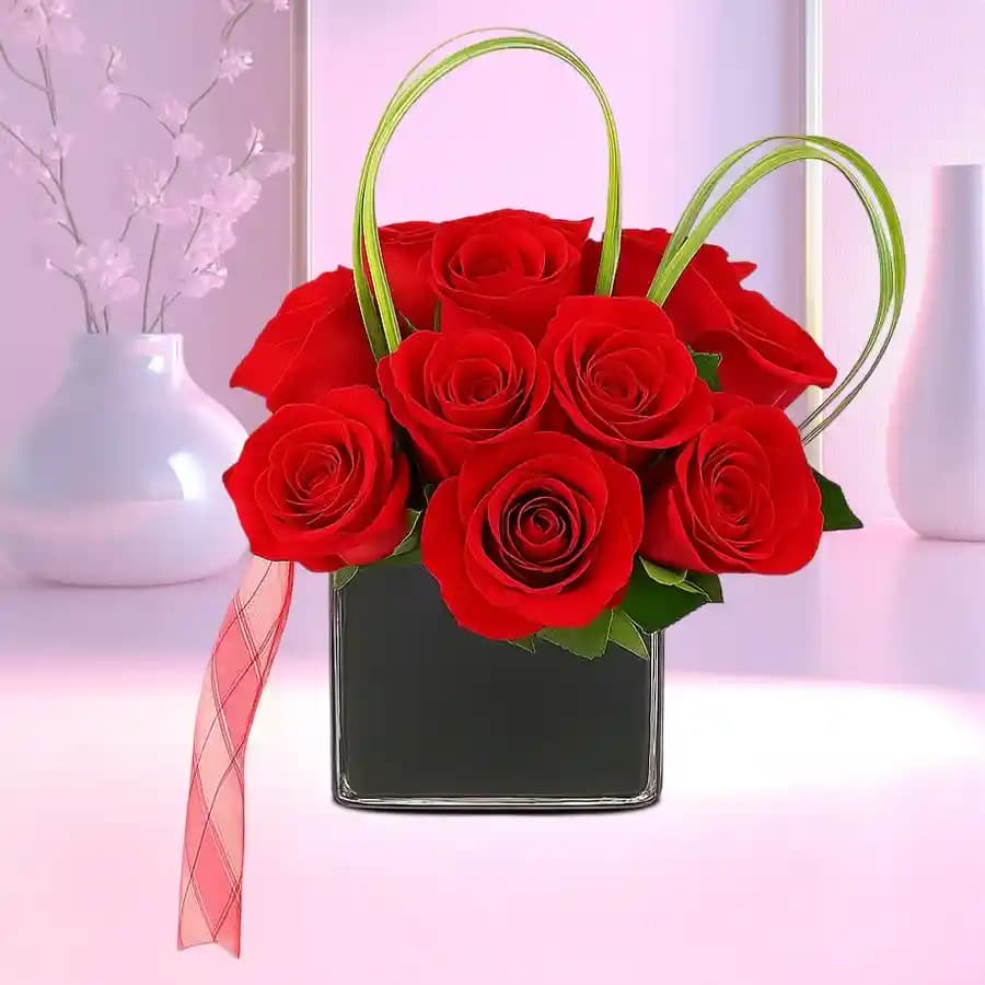 Attractive Roses Vase Arrangement with Heart