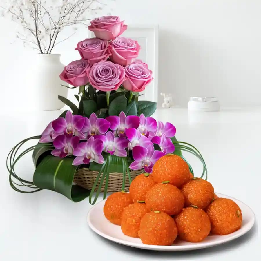 Elegant Flowers N Laddu Combo