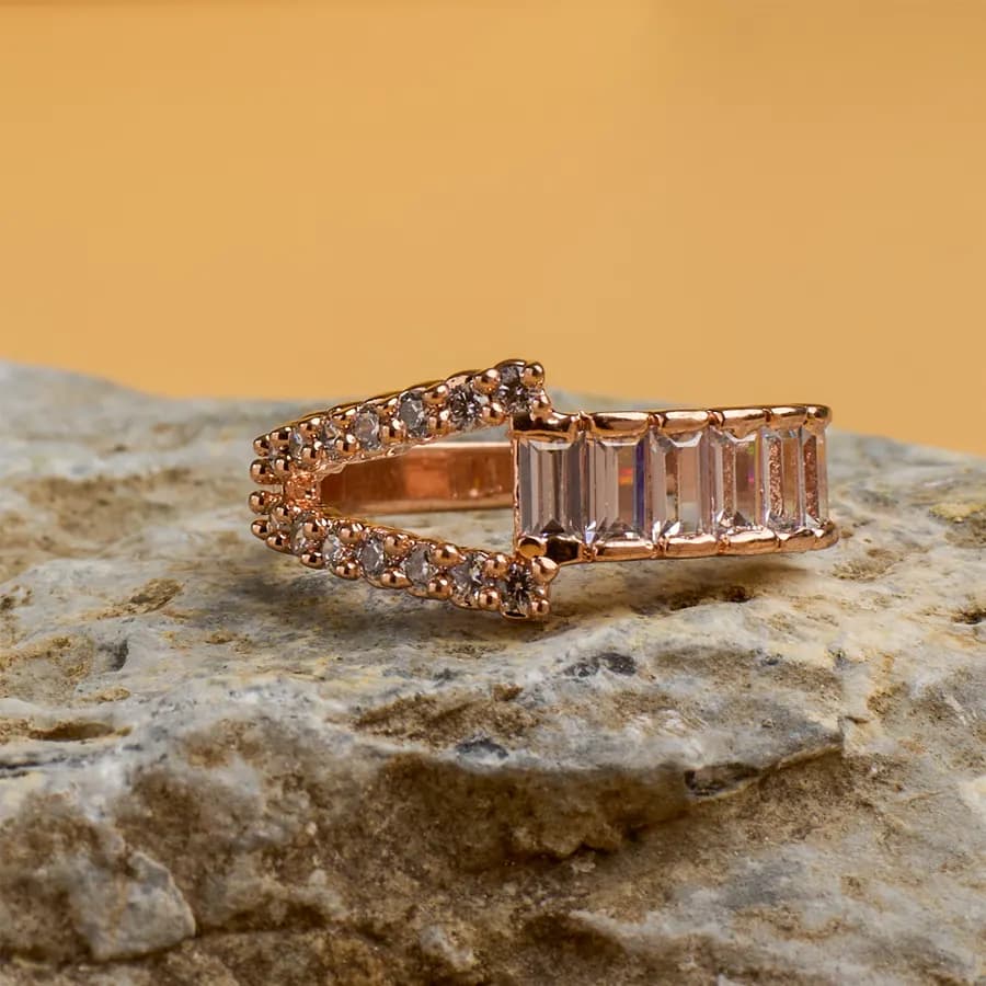 Contemporary V-Ring Sparkler