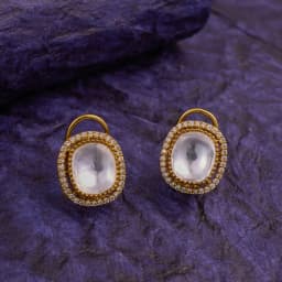 Regal Kundan Round Stud Earrings in Gold 1