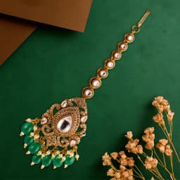 Enchanting Emerald Kundan Maangtikka for the Contemporary Bride 1