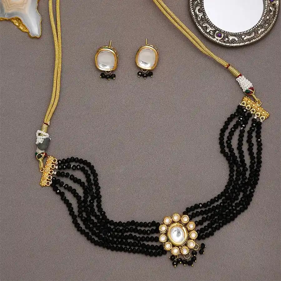 Stylish Black Kundan Choker n Stud Set